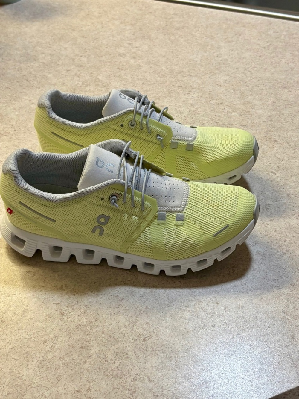 On Cloud Women's YellowTrainers Shoes Like New